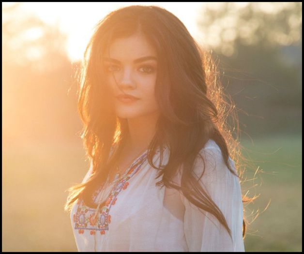 .•*´♥`*•. *explorand, gaseste un cufar; reuseste sa sparga lacatul cu o piatra si-l deschide* Woaw!
