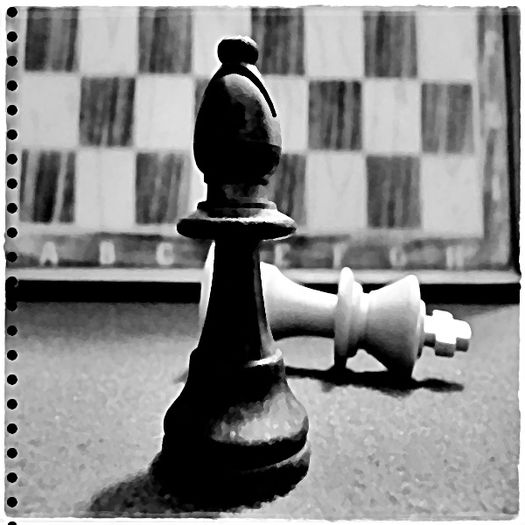 Tʜᴇ ᴋɪɴɢ ᴏɴ ᴛʜᴇ ɢʀᴏᴜɴᴅ - description - lll just a small pawn lll