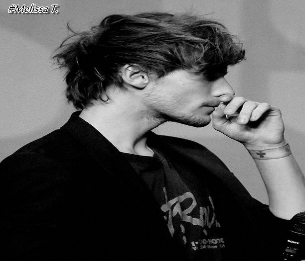 ▲ #imi trag picioarele la piep si le cuprind cu mainile , apoi imi pun capul pe ei ;-?.