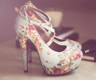 Mary avea mari emotii , ajunsese in fata usii mamei sale....