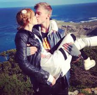 A: * o ia in brate * Kiss* Te iubesc! E:Si eu!