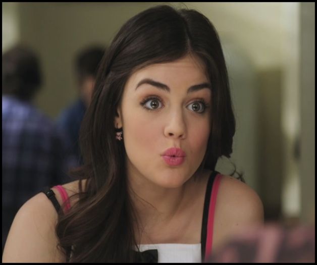 .•*´♥`*•. *o vede pe adda venind pe plaja* Hey Adda! *ii face cu mana*