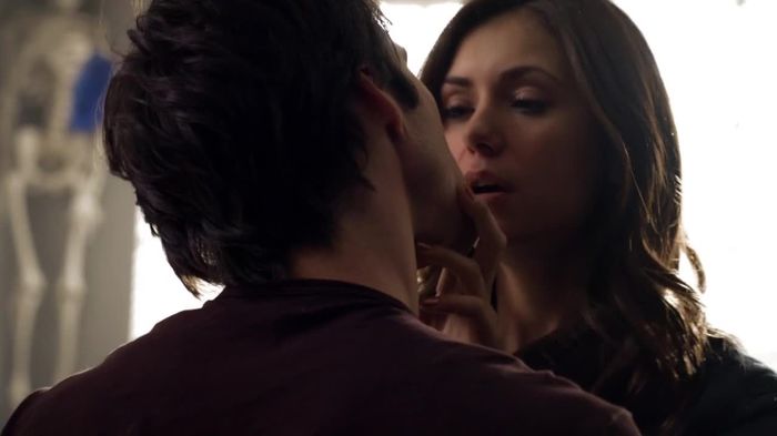 》*se opreste, il ia de mana si pleaca cu viteza de vampir in camera ei* :))