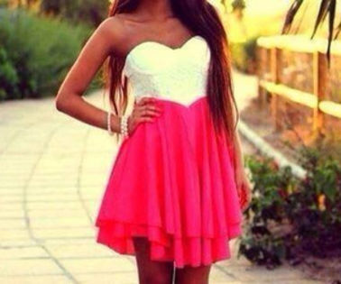 Camil intra fara sa bata la usa...