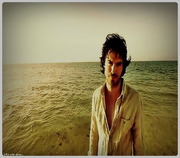 #► |se plimba pe plaja cu picioarele prin apa|