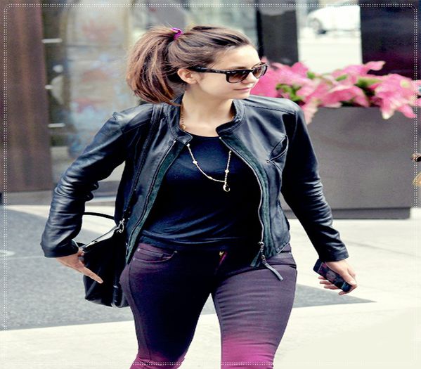 》*se duce la epava yachtului si gaseste la ramasitele barului o sticla click; frumoasa, rece si sigilata de vodka si se intoarce pe mal* Yummyyy =))))) [brb putin..]
