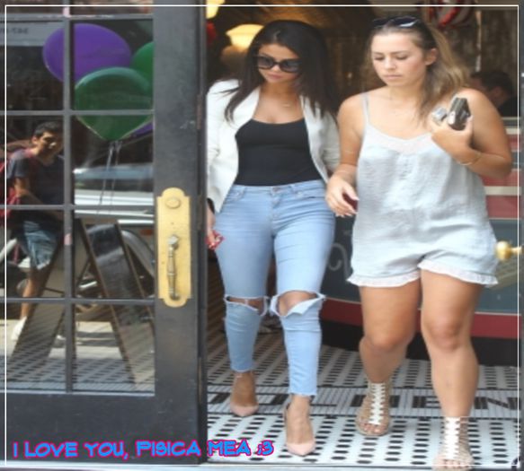  - x - SG - 09-07-2014 - Passeando pelo Brooklyn apos visitar o bar Allswell - Selena Marie Gomez