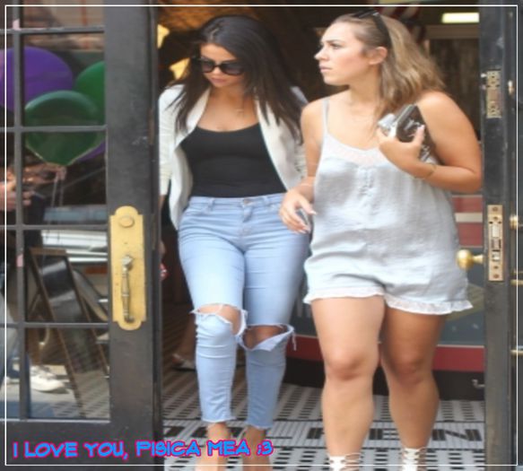  - x - SG - 09-07-2014 - Passeando pelo Brooklyn apos visitar o bar Allswell - Selena Marie Gomez