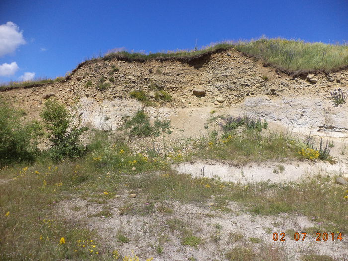 Doua straturi de sol; In preistorie aici era pe intreg dealul un lac urias
