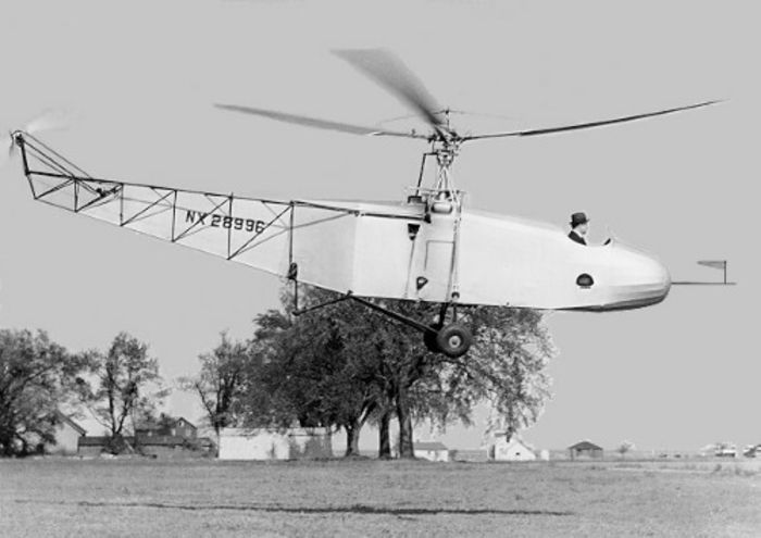 1935 Sikorsky VS-300; primul elicopter practic,american;a devenit modelul elicopterelor moderne cu un singur rotor;la controlul aparatului este Sikorsky,creatorul lui
