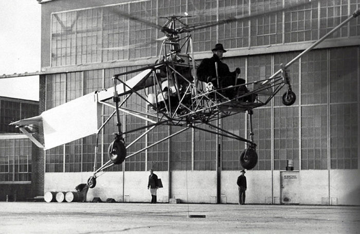 1939 noiem. VS-300; prima cofiguratie,prezenta stabilitate la inaltime dar la un vint f puternic a pus punct acestui elicopter
