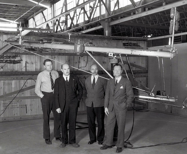 1938 simulatorul VS-300; Michael Buivid, Igor Sikorsky, Bob Labensky,  Michael Gluharefff au realizat prinul Simulator al elicopterului,ceea ce a permisimbunatatiri rapide ale aparatului
