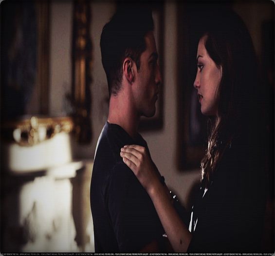 #► |o ajuta sa se dea jos de pe masa|#hayley + Gata te`ai si plictisit?#elena - here - episode 22 - done