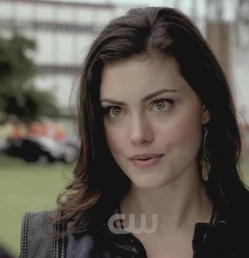 ✿ -Mai stii cumva de cate ori te-ai certat cu Klaus? #caro Te ducem! Asa ne bronzam si noi #Tyler. :