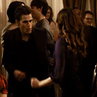 - click Am parasit-o ca era dispe dupa p;;;la , si era cam ne;;;buna #tyler; *se uita in juru lui* Baa..care esti ? :o =)) #vampirucareaparedispare
