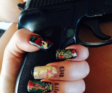 Elena s-a schimbat si s-a dus in camera ei.