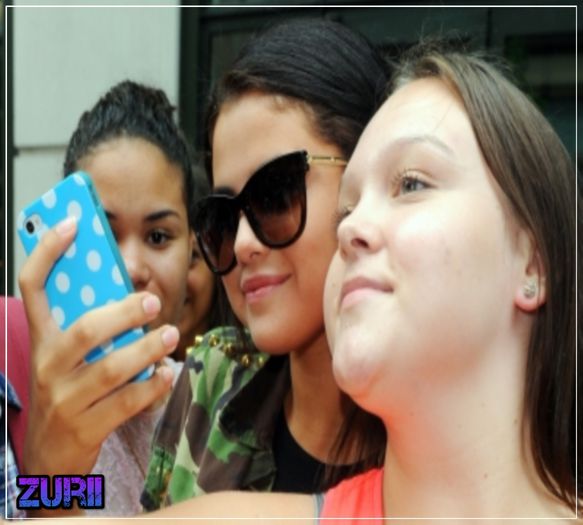  - x - SG - 10-07-2014 - Saindo de uma reuniao e cumprimentando os fas NY - Selena Marie Gomez xFGx3