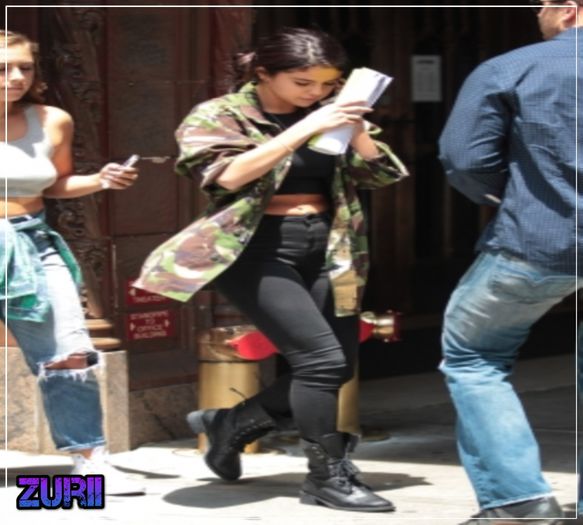  - x - SG - 10-07-2014 - Saindo de uma reuniao e cumprimentando os fas NY - Selena Marie Gomez xFGx3