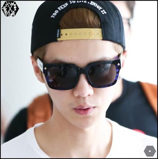 .Han| ..[isi ia; mananca] ..Mm, e buna. :3 Papa. :* :)) #H.