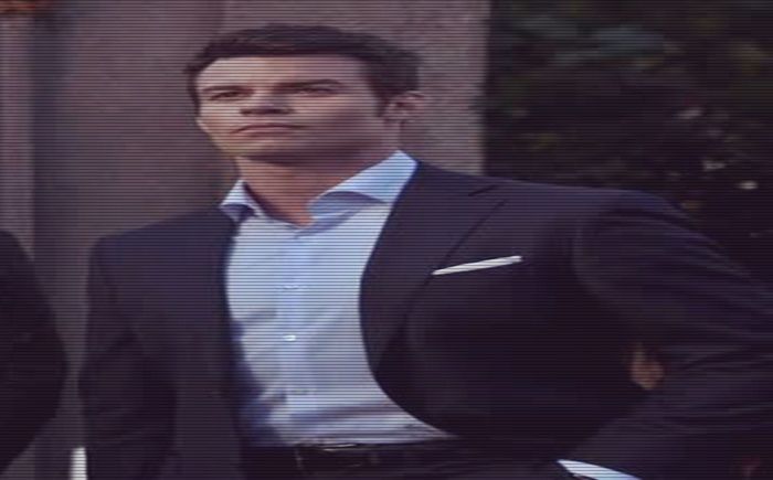 *coboara cu viteza, ii pune lui #Tyler o oala in cap, bate cu o lingura click; in oala de multe ori apoi dispare lasandu-l cu oala in cap* =))))))))
