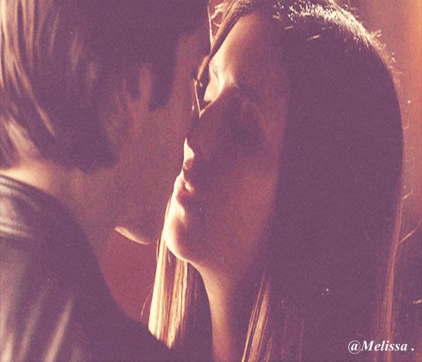 ♦ CL. * te prind in brate si te sarut scurt * Mult mai bine acum*iti zambesc*,tu?:)) :*#elena; ce faci little werewolf? ;3 #hay
