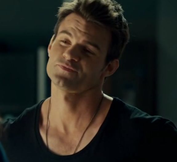 》*recita* Din vremuri vechi se tot aude .. de la cunostiinte; si de la vecini, Ca sora mea zice -aici stau pana lesini- . Eu n-am crezut niciodata ca prin urechile mele o sa treaca aceasta barfa ciudata... Pana am vazut-o cu Fane, ca l-a lasat fara suflare.
