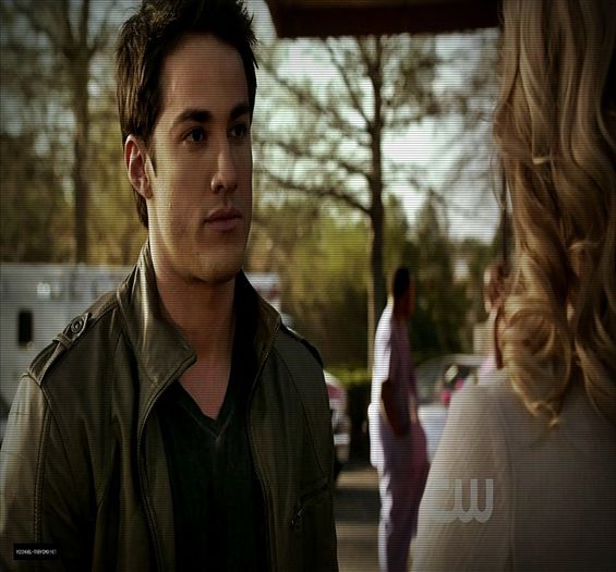 #► Dar voi doi dc v`ati despartit?...|arata cand spre el cand spre #hayley| [cl]; Parca erati impreuna....=)))))#elijah
