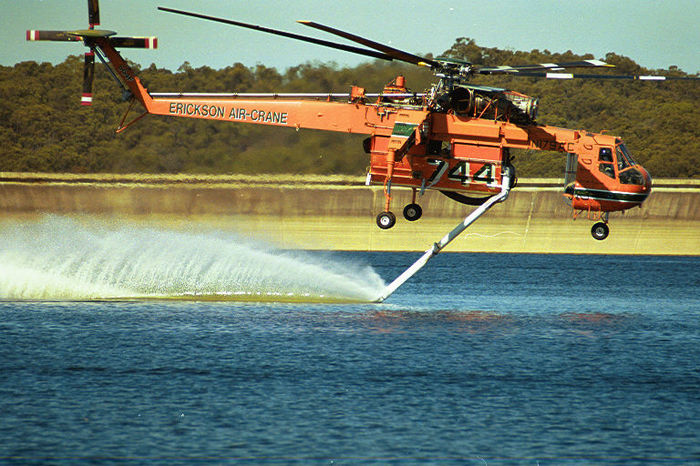 Erickson S-64F Aircrane; poate transporta 30 tone de apa,in cazul unui incendiu forestier;pompa hidraulica absoarbe 9 tone de apa in 45 de sec
