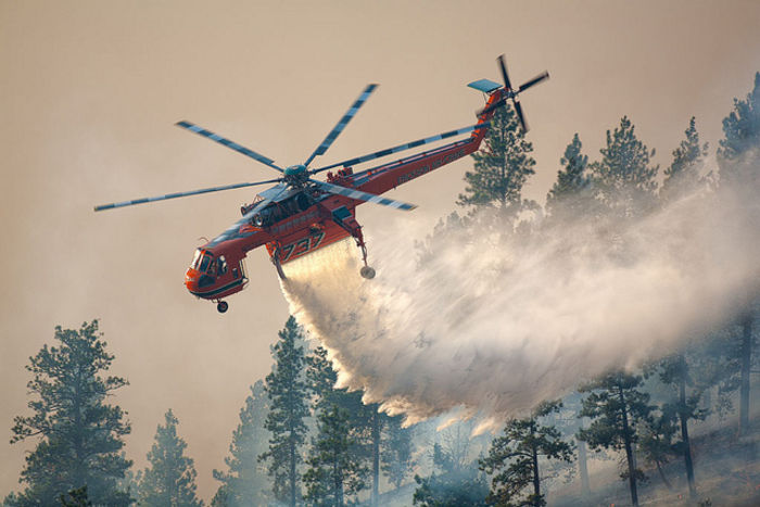 Erickson  S-64F  Aircrane; la un incendiu forestier,in Montana
