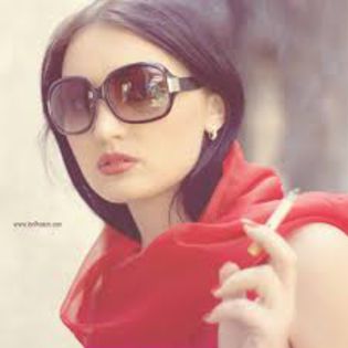 Elenei ii suna telefonul.