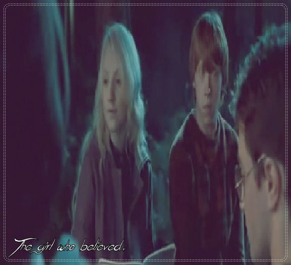 ×¦ _ ¤ajunge pe plajă şi îi face cu mâna Addei¤