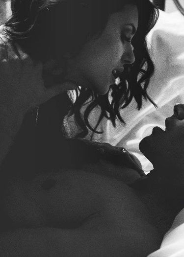 ♡❧`⇒.; -coboară cu săruturile pe abdomen-.