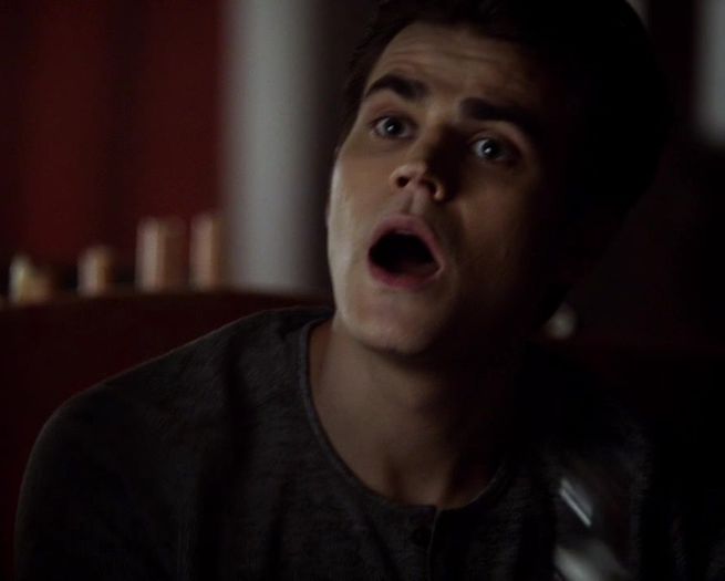 click *se intoarce cu un scaun in mana si il arunca in mijlocu sufrageriei; de se sparge acolo , apoi urla* DE CE ADUCI VORBA DE P. LU KLAUS?DE CE????O VREI GATA..E CLAR
