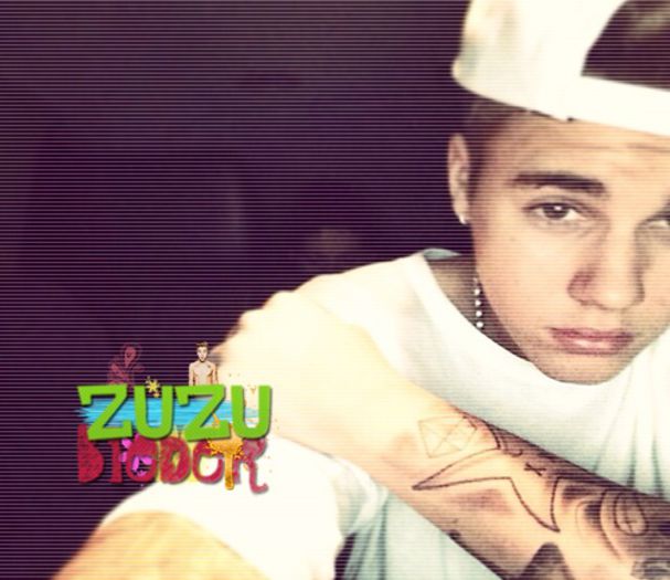 ┆❥. [nu ii zice nimic; intoarce capul si se uita pe pereti]