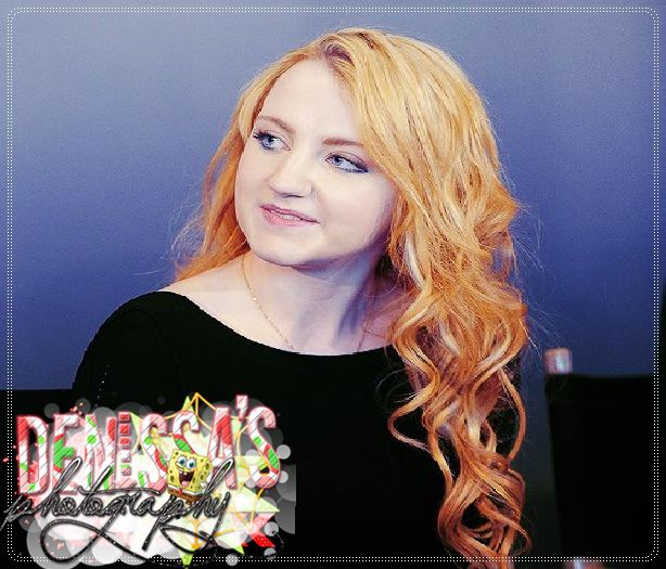 ┊deɴιι┊¤stă întinsă pe podea în cocioabă şi se uită pe tavan¤