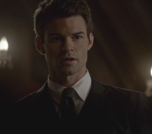 click De fapt fa-ti un selfie cu noi pe fundal batandu-ne =))))))#kat; Esti un vampir tanar si arogant... I`m an original, show me a little respect #Fane=)))))))))
