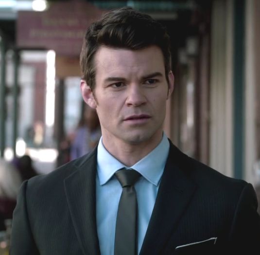 *profita ca nu era atent si ii da un pumn sub mecla de-l da cu capu de tavan*#F