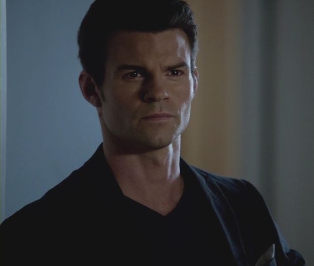 *se uita la ei idem poza, ia un borcan i-l arunca lu fane in cap click; si dispare*
