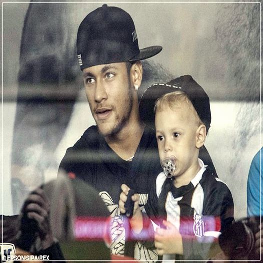 ɳҽყɱαɾ | nu-mi pasaaa *smulge copilu* e al meu *CLICK*; nu vezi ce seamana cu mine?blond asa :)))
