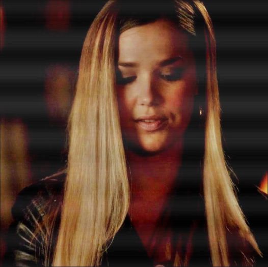 ♡♒ƊєιυυAмєƖƖ☁; #se uită la el ciudat și râde.