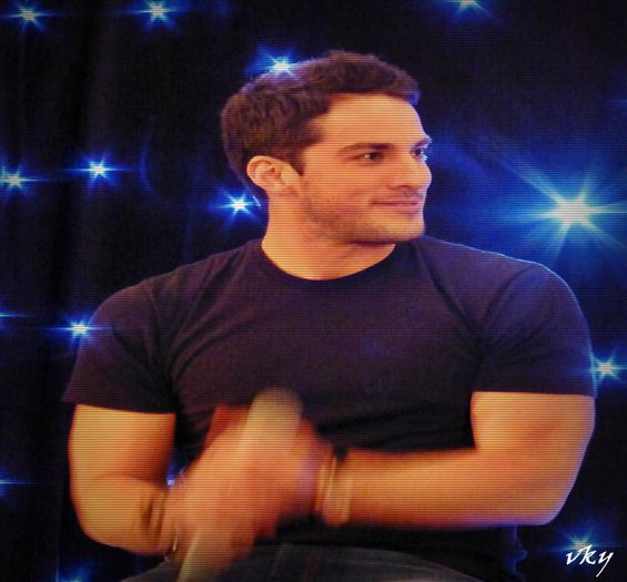 #► Mi`ar fi placut mai mult sa vad ce e sub hainele alea...; >|gesticuleaza funny|=))