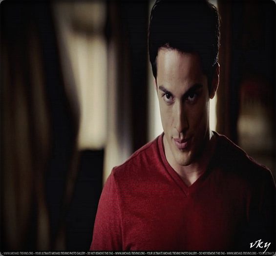 #► Nu ma costa nimic...; > |se uita la ea|