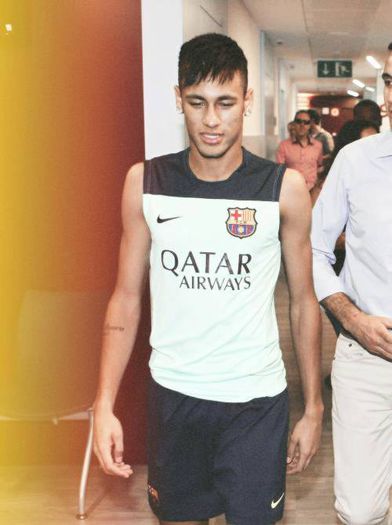 ɳҽყɱαɾ | am 22 de ani . ;) :)) poate par copil dar daca imi vezi...*se opreste* lasa:))