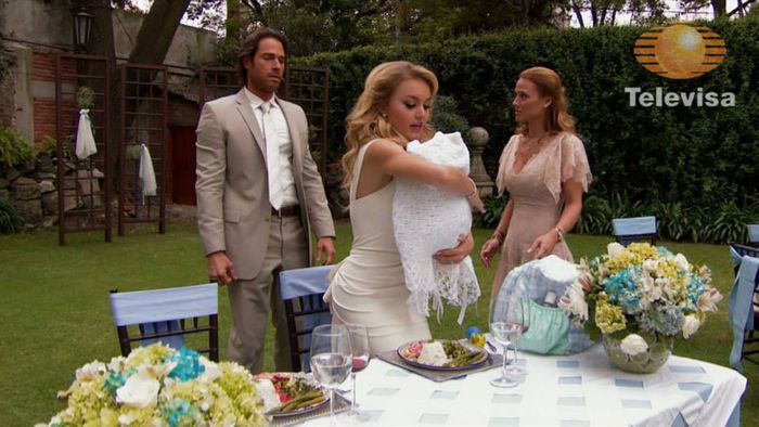 10153850_322536437900764_4103477686653955042_n - Montserrat Mendoza