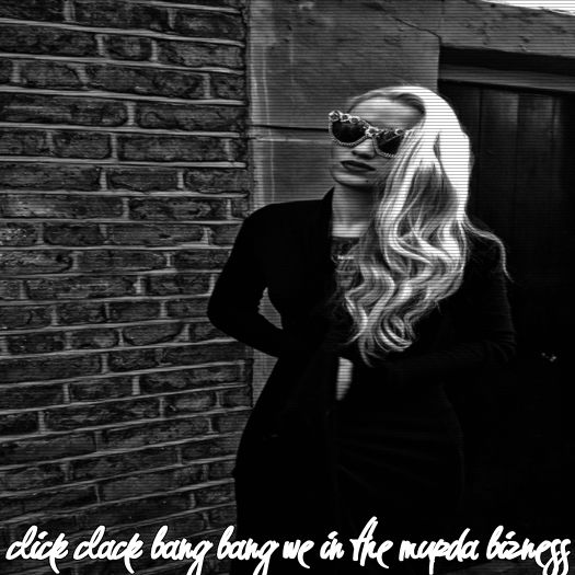 ♡ cσνєη ♡ *sare de pe stâcă și o ridică* ok și cum ai de gând să mergi ? ;(