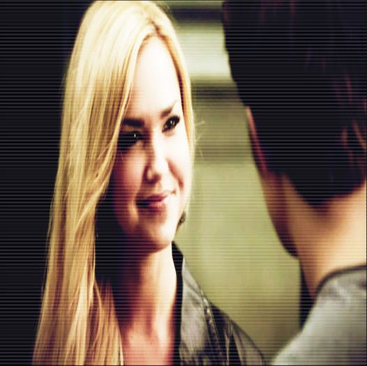 ♡♒ƊєιυυAмєƖƖ☁; BORCĂNOSUUUUUUUUU :X =)))) #sare pe el + ce faaci ? #tyler