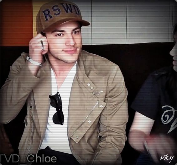 #► |coboara din camera lui si se tranteste pe fotoliu|