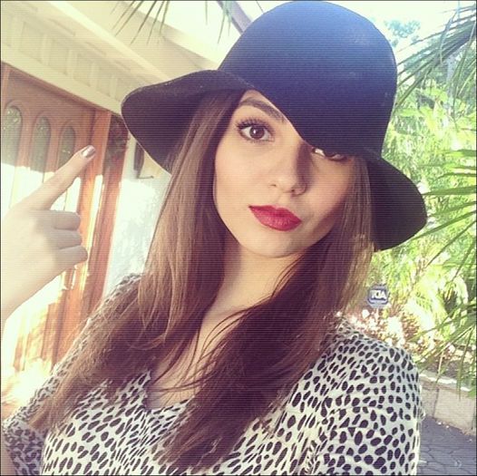 ♡♒ƊєιυυAмєƖƖ☁; #face acoperișul și bagă o doină în timp ce lucrează :) .