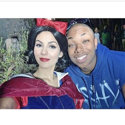 ♡♒ƊєιυυAмєƖƖ☁; #se tăvălește pe acolo și înjură.