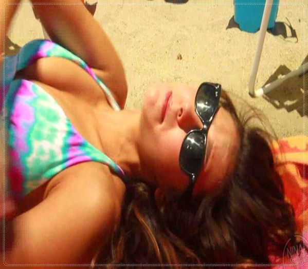 》Mda *se pune pe nisip si se culca*